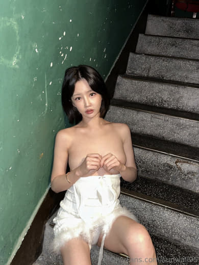 【2023-06-12】Wearing stockings